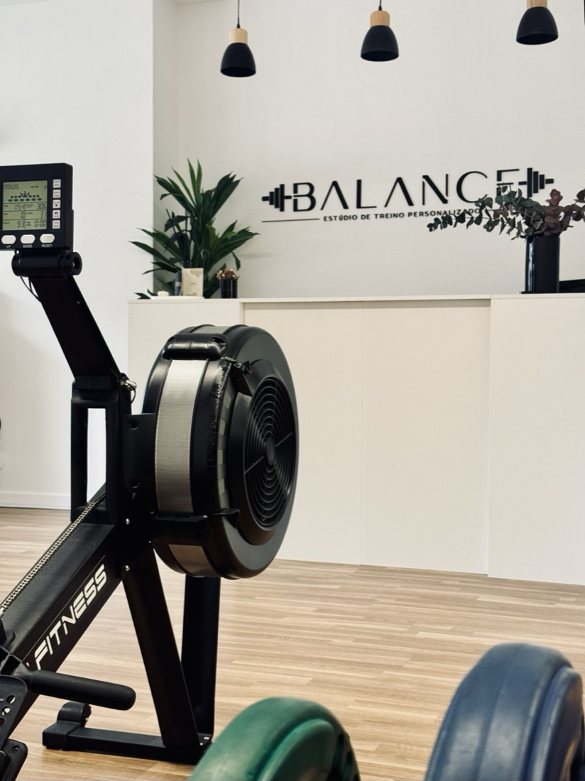 Receção do Balance com o logótipo na parede e máquina de remo